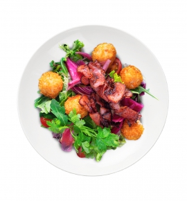 salotos su vištienos kroketais ir gruzdinta šonine